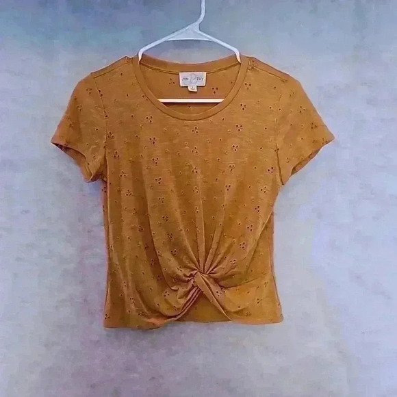 Jun&Ivy Francesca's Women's Small T-shirt Mustard Yellow Trailing Flower Eyelett - Picture 1 of 7